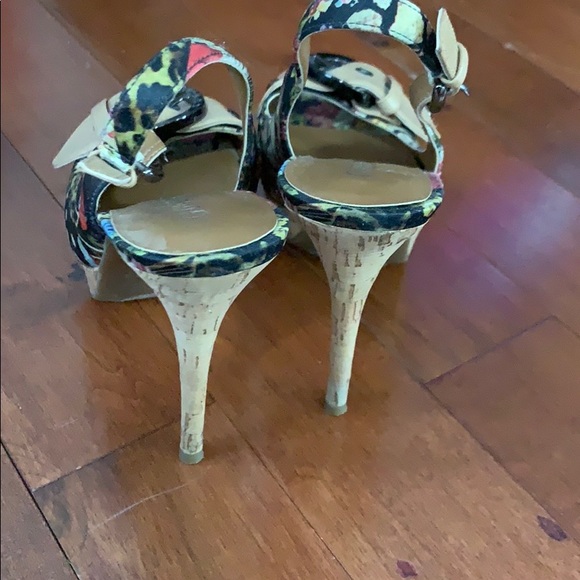 Super cute guess sandals - Picture 2 of 4